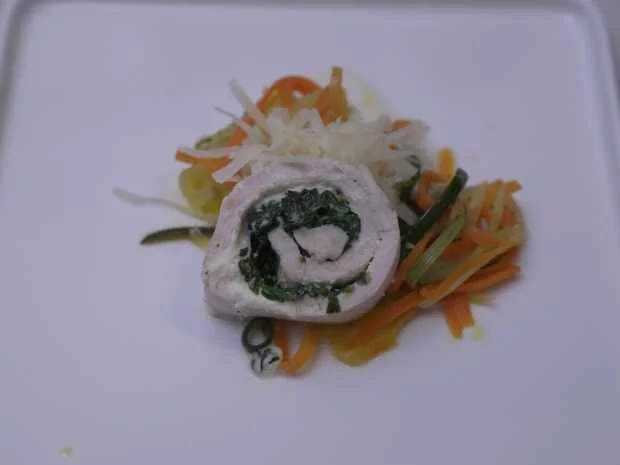 Putenrolle auf Gemüsespaghetti mit Weißweinsoße - Rezept - Bild Nr. 2