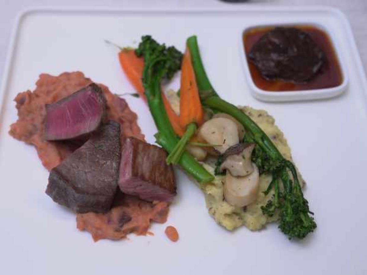 Kalbsbäckchen und Rinderfilet mit Kartoffelstampf und Gemüse - Rezept - Bild Nr. 2