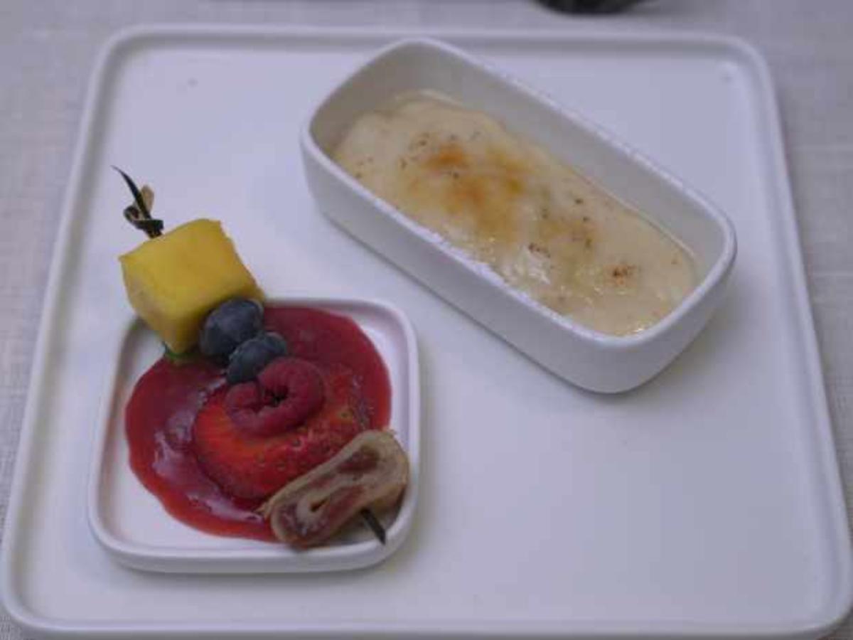 Eierkuchen mit Kokos-Tonkabohnencreme und Obstspieß - Rezept - kochbar.de