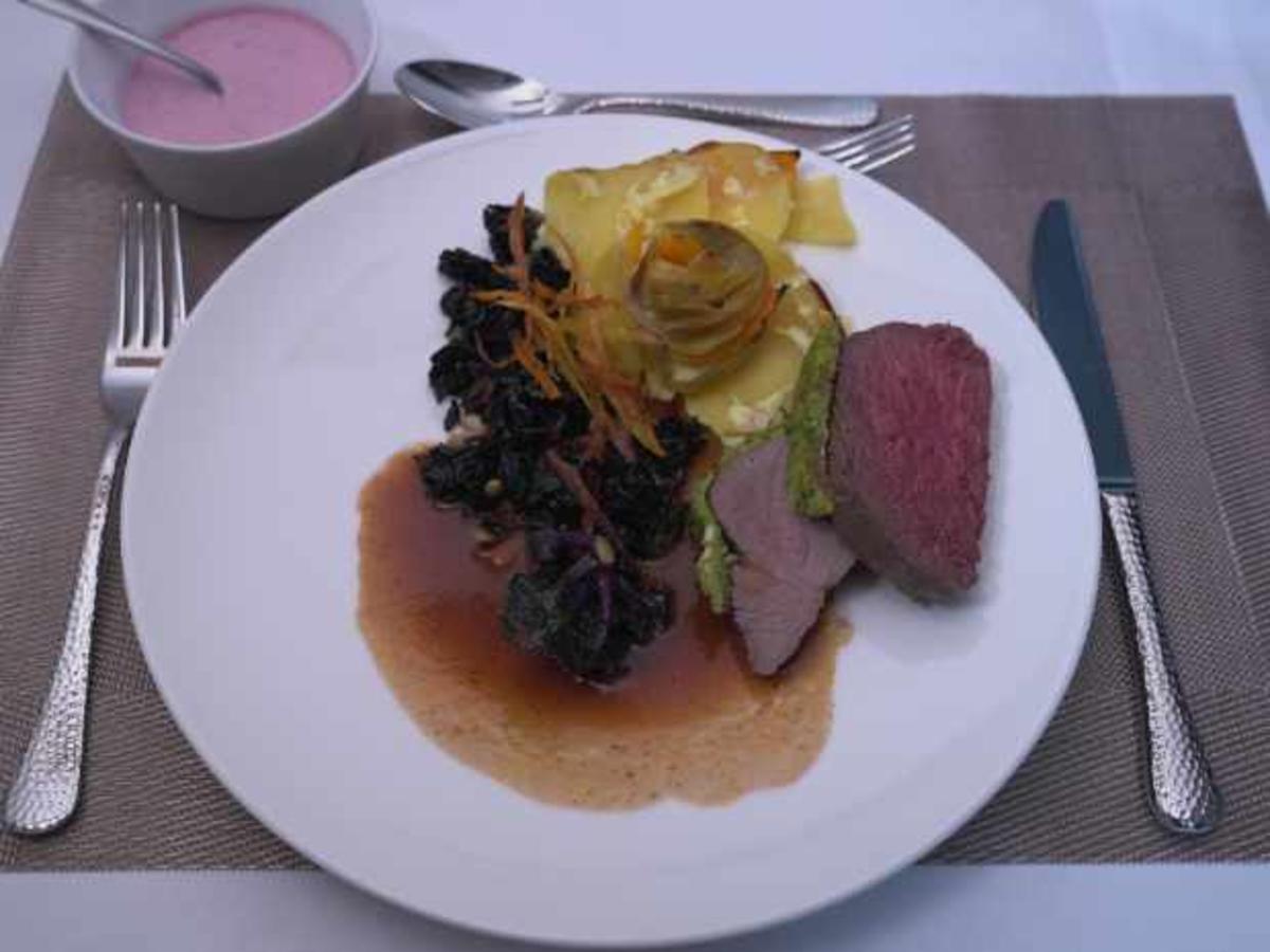 Hirschrücken mit Kerbelkruste, Kartoffel-Kürbis-Gratin und Flower ...