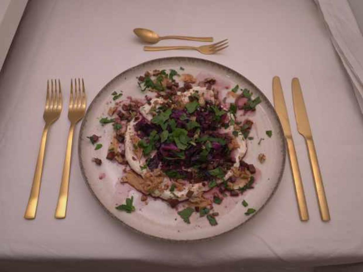 Rotkohl auf Joghurt-Feta-Creme mit Crispy Tofu - Rezept - Bild Nr. 2