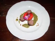 Kurzgebratene Rehkeule an gebackenem Pfirsich auf Basilikumpesto - Rezept