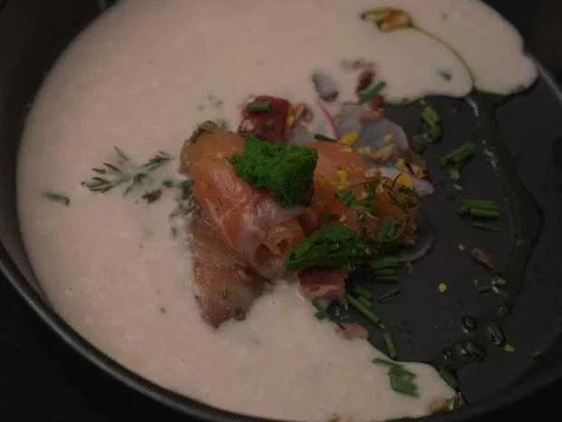 Rezept: Gebeizter Lachs mit Senfsauce, Parmesansuppe und Brot Bild Nr. 2 Gebeizter Lachs mit Senfsauce, Parmesansuppe und Brot - Rezept - Bild Nr. 2