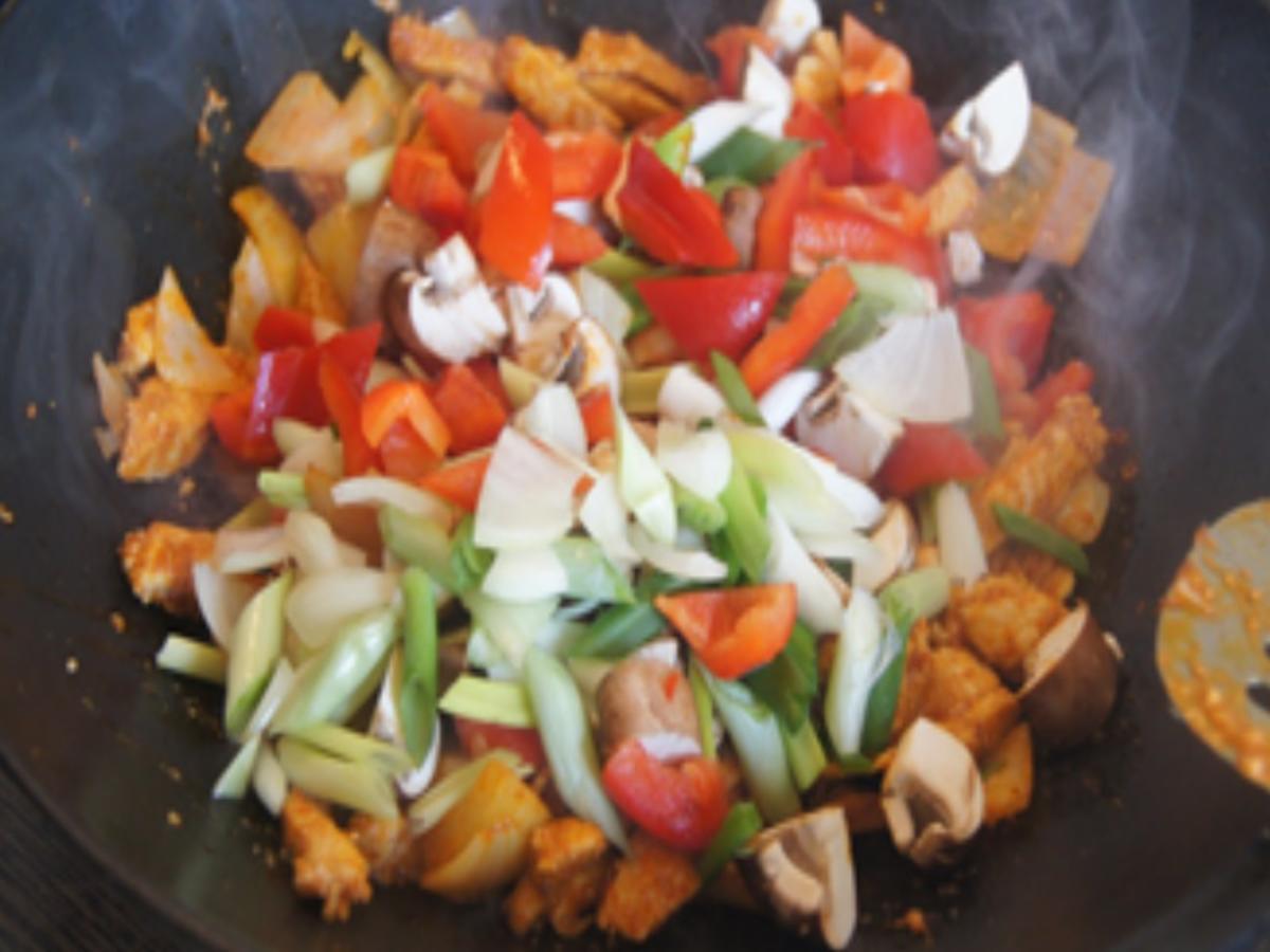 Rotes Thai Curry im-Wok mit Basmatireis - Rezept - Bild Nr. 11