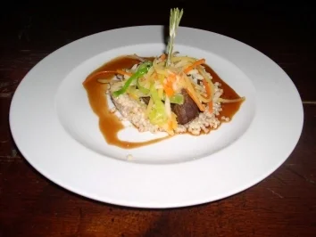 Schweinebäckchen in Jus mit Wurzel- und Schotengemüse an Graupenrisotto - Rezept