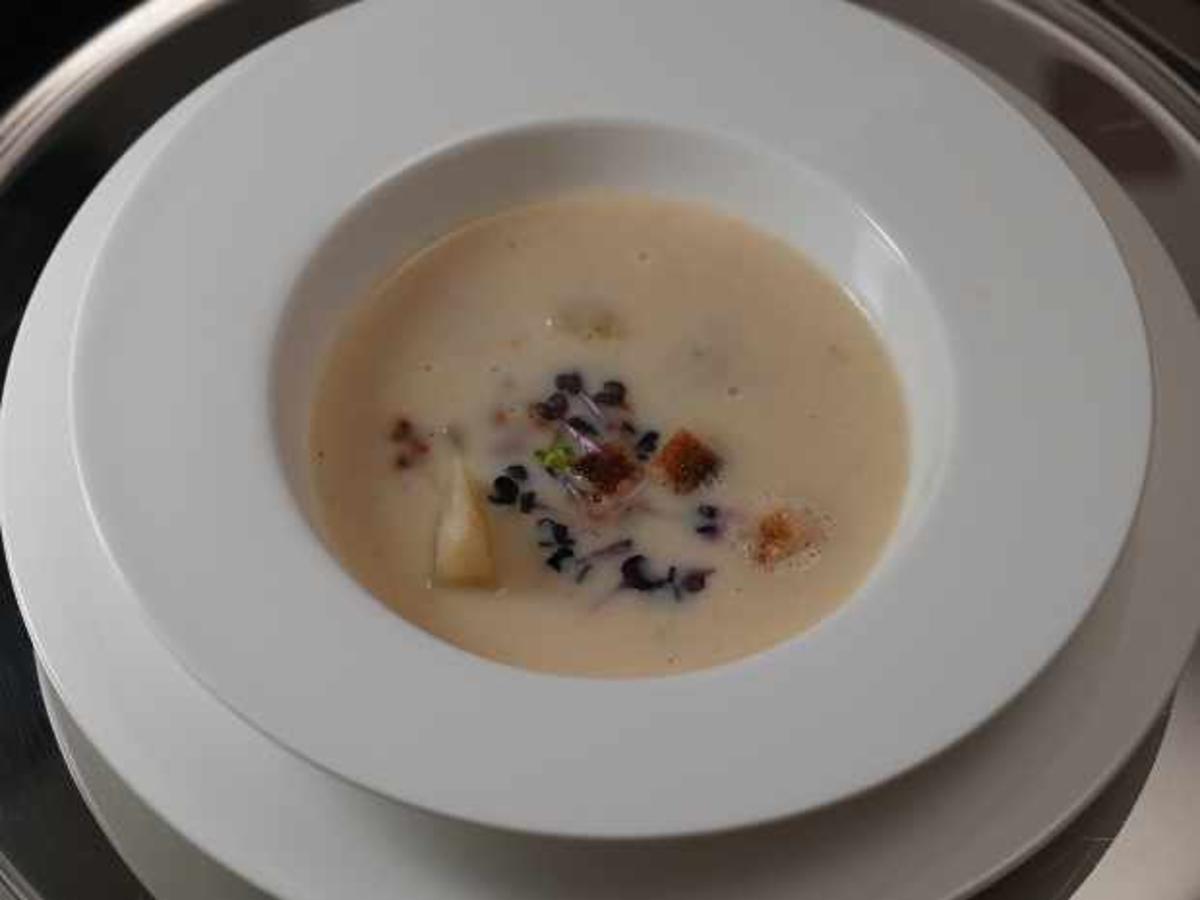 Schwarzwurzel-Schaum-Suppe mit eingelegten Birnen - Rezept - kochbar.de