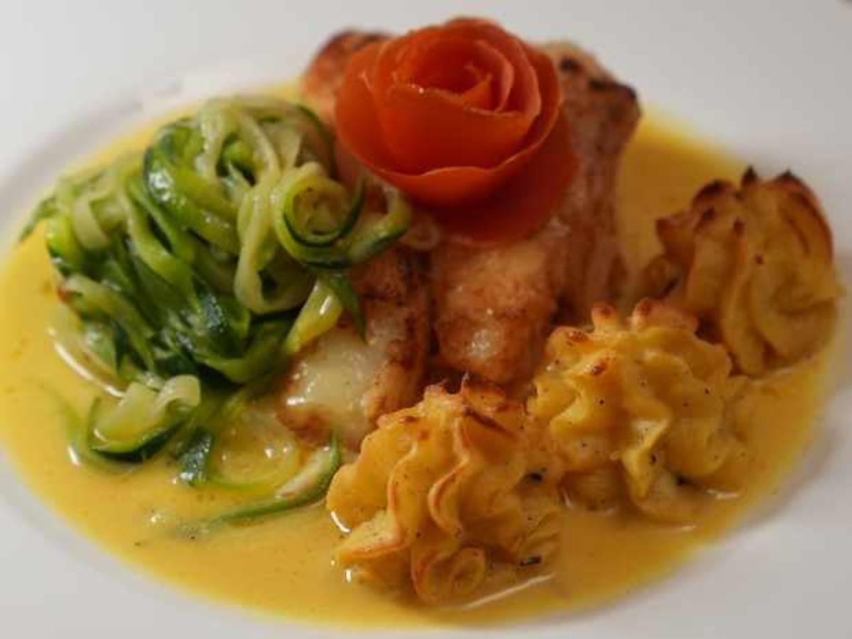 Skrei-Loins mit Zucchini-Tagliatelle und Herzoginkartoffeln - Rezept - Bild Nr. 2