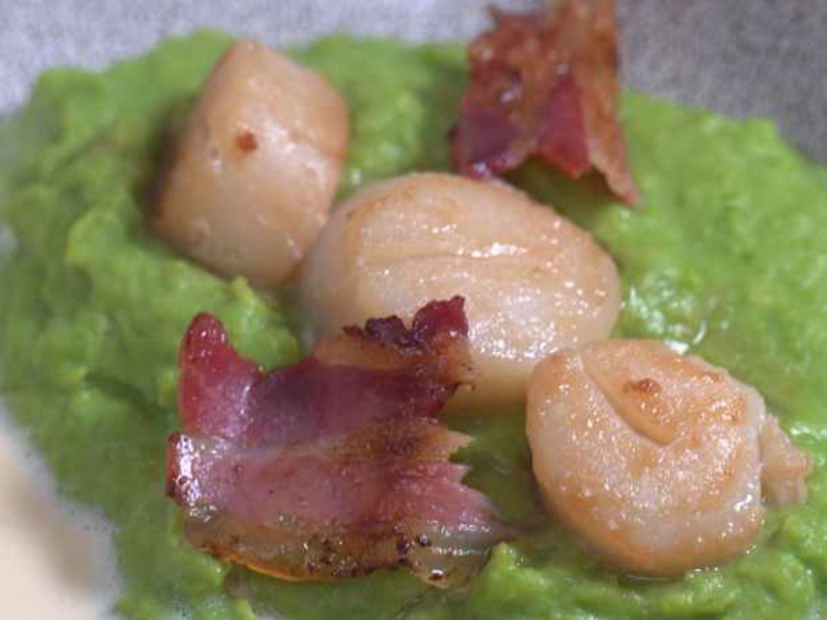 Jakobsmuscheln mit Beurre blanc und Erbsenpüree - Rezept - kochbar.de