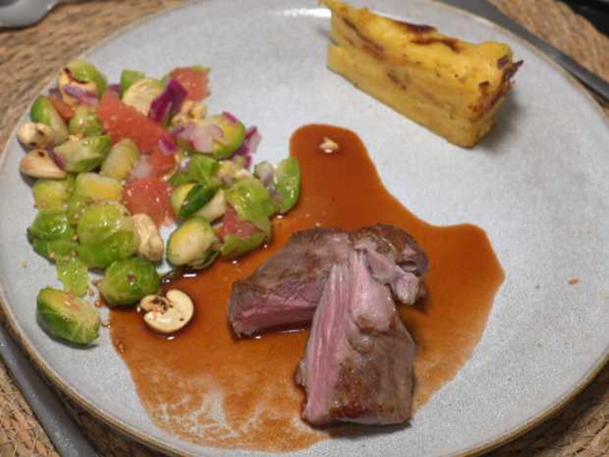 Kalbsfilet mit Kartoffel-Baumkuchen und Rosenkohl - Rezept - kochbar.de