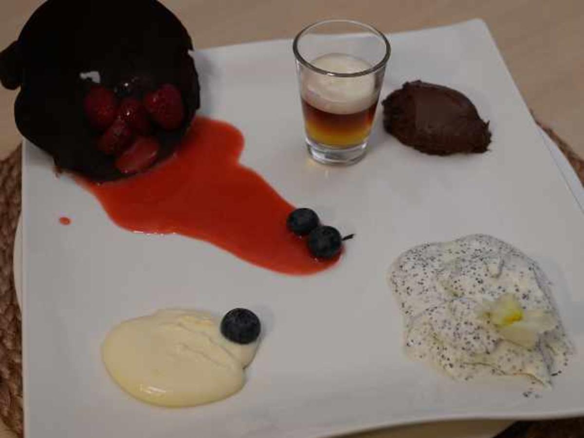 Mousse au Chocolat mit Amaretto-Mohn-Eis und Himbeerkompott - Rezept ...