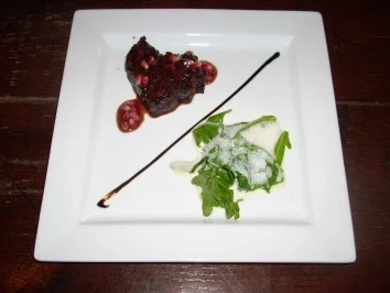 Bisonscheiben im Rucolanest mit Buttermilch-Schaum und - Rezept