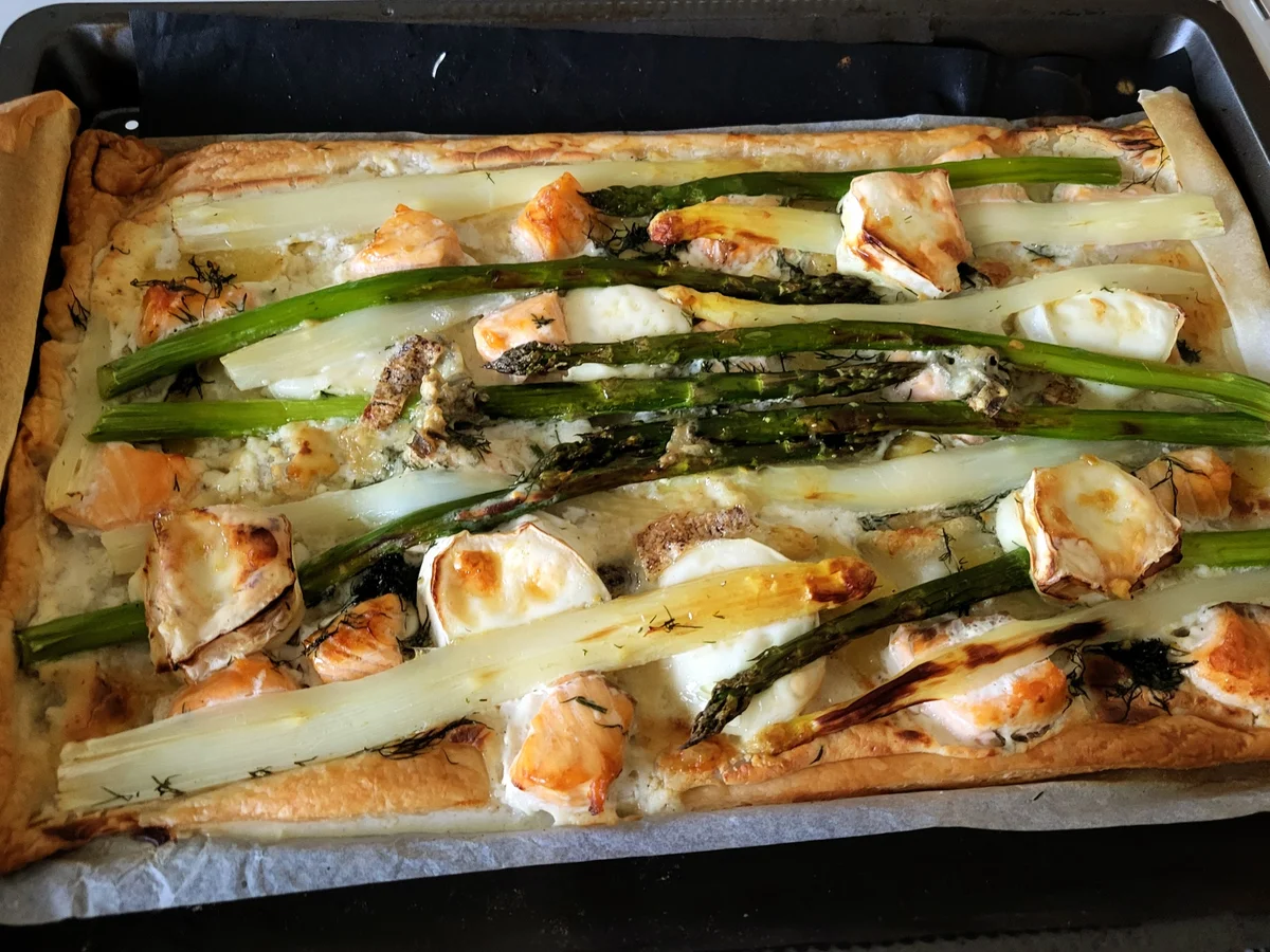 Lachs-Spargelquiche mit Ziegenkäse und Honig-Senf-Zitronen Vinaigrette - Rezept - Bild Nr. 17068