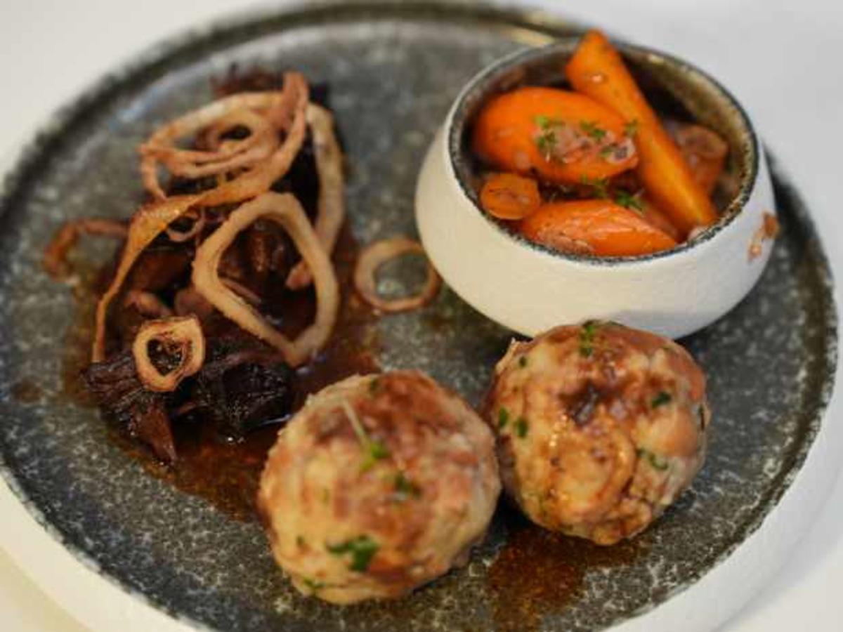 Ochsenbäckchen mit Semmelknödel und Karotten-Slices - Rezept - Bild Nr. 17063