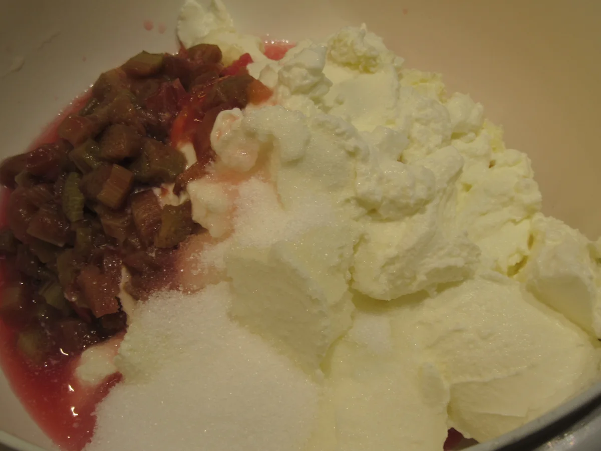 Rezept: Backen: Erdbeer-Rhabarber-Schnitten 2.0 Bild Nr. 17070 Backen: Erdbeer-Rhabarber-Schnitten 2.0 - Rezept - Bild Nr. 17070