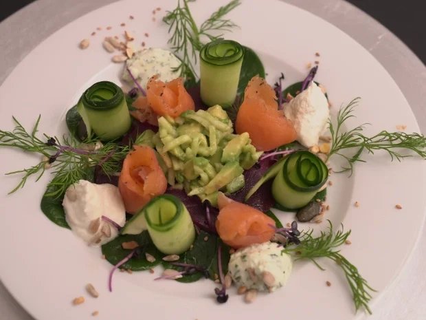 Apfel-Avocado-Tatar mit Lachsröllchen und Rote Beete Salat - Rezept - Bild Nr. 2