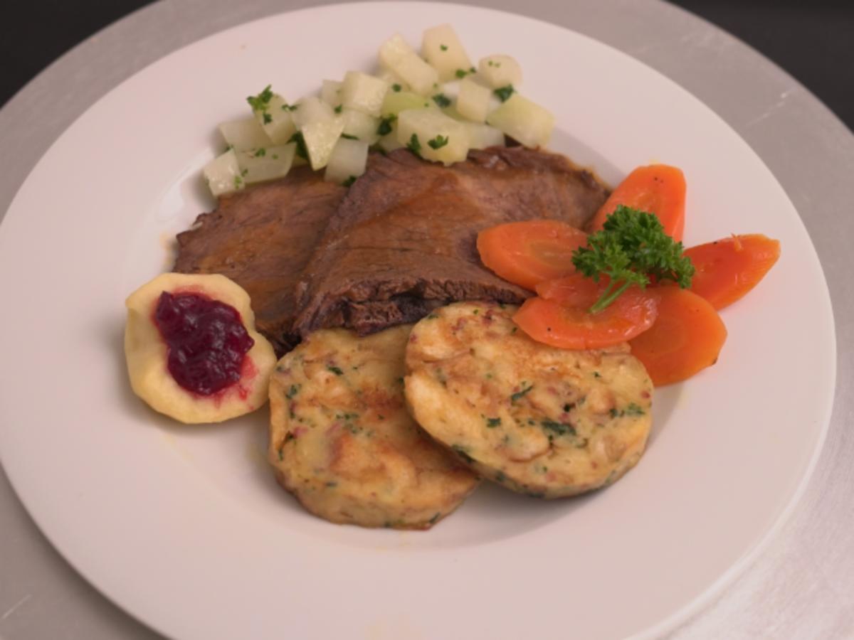 Sauerbraten, Brezelknödelscheiben und Apfel mit Preiselbeeren - Rezept - Bild Nr. 2