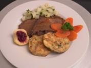 Sauerbraten, Brezelknödelscheiben und Apfel mit Preiselbeeren - Rezept - Bild Nr. 2