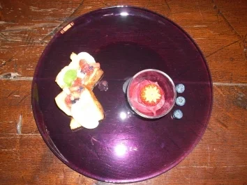 Rezept: Süße Bruschetta an Zweierlei Sorbet von Beeren Süße Bruschetta an Zweierlei Sorbet von Beeren - Rezept