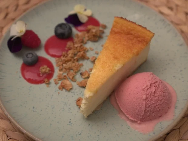 Rezept: Käsekuchen mit Zwetschgeneis und Hafer-Granola Bild Nr. 2 Käsekuchen mit Zwetschgeneis und Hafer-Granola - Rezept - Bild Nr. 2