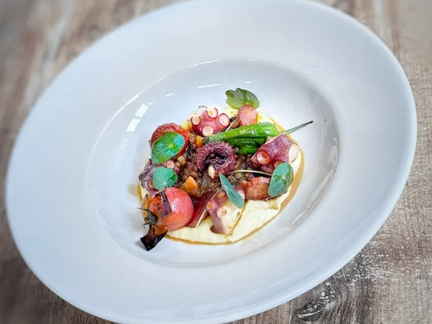 Rezept: Schwarze Linsen mit Kartoffelpüree, Chorizo und Pulpo (Guido Maria Kretschmer) Bild Nr. 2 Schwarze Linsen mit Kartoffelpüree, Chorizo und Pulpo (Guido Maria Kretschmer) - Rezept - Bild Nr. 2