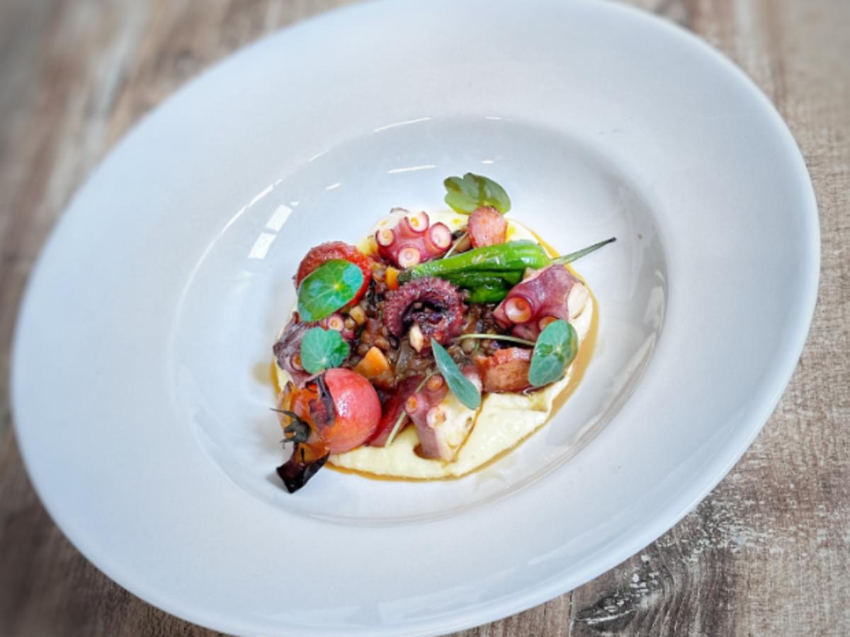 Schwarze Linsen mit Kartoffelpüree, Chorizo und Pulpo Guido Maria ...