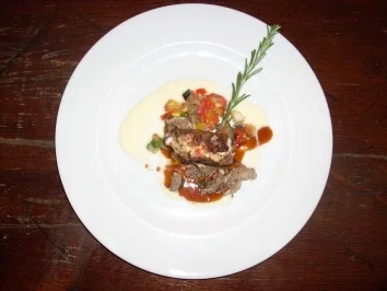 Kalbsroulade mit Frischkäse an Kartoffelschaum und Ratatouille - Rezept