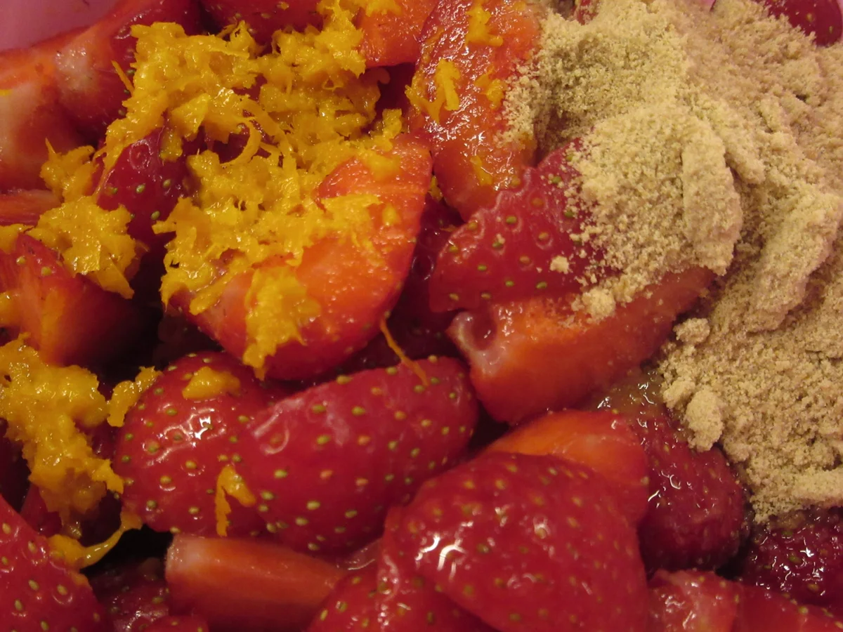 Rezept: Dessert: Zitronencreme mit Erdbeersalat Bild Nr. 17079 Dessert: Zitronencreme mit Erdbeersalat - Rezept - Bild Nr. 17079