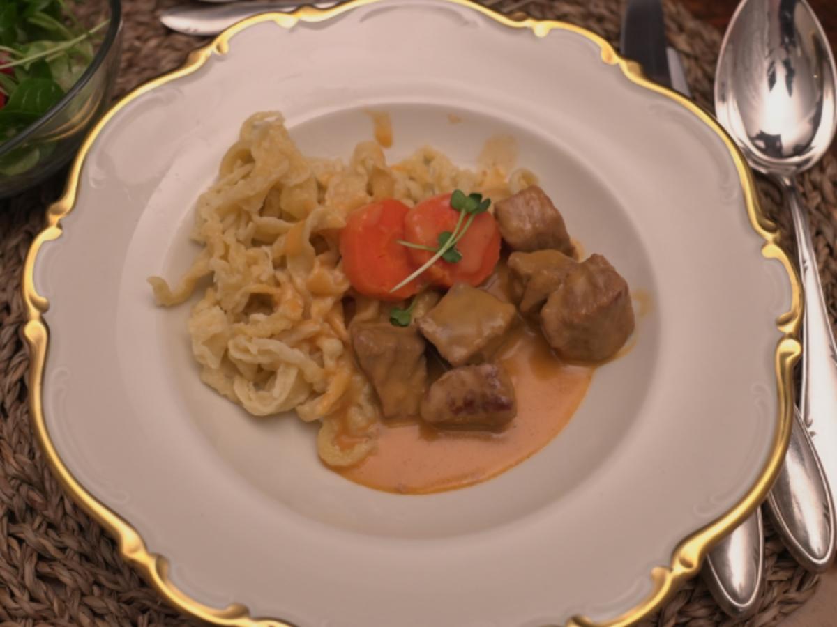 Kalbsrahmgulasch mit Spätzle und Salat - Rezept - kochbar.de