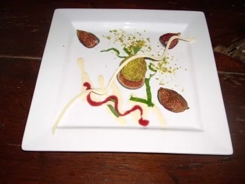 Rezept: Fruchtnusskugel im Mantel dazu gebackene Feigen auf Vanillesoße Fruchtnusskugel im Mantel dazu gebackene Feigen auf Vanillesoße - Rezept