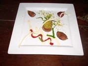 Fruchtnusskugel im Mantel dazu gebackene Feigen auf Vanillesoße - Rezept