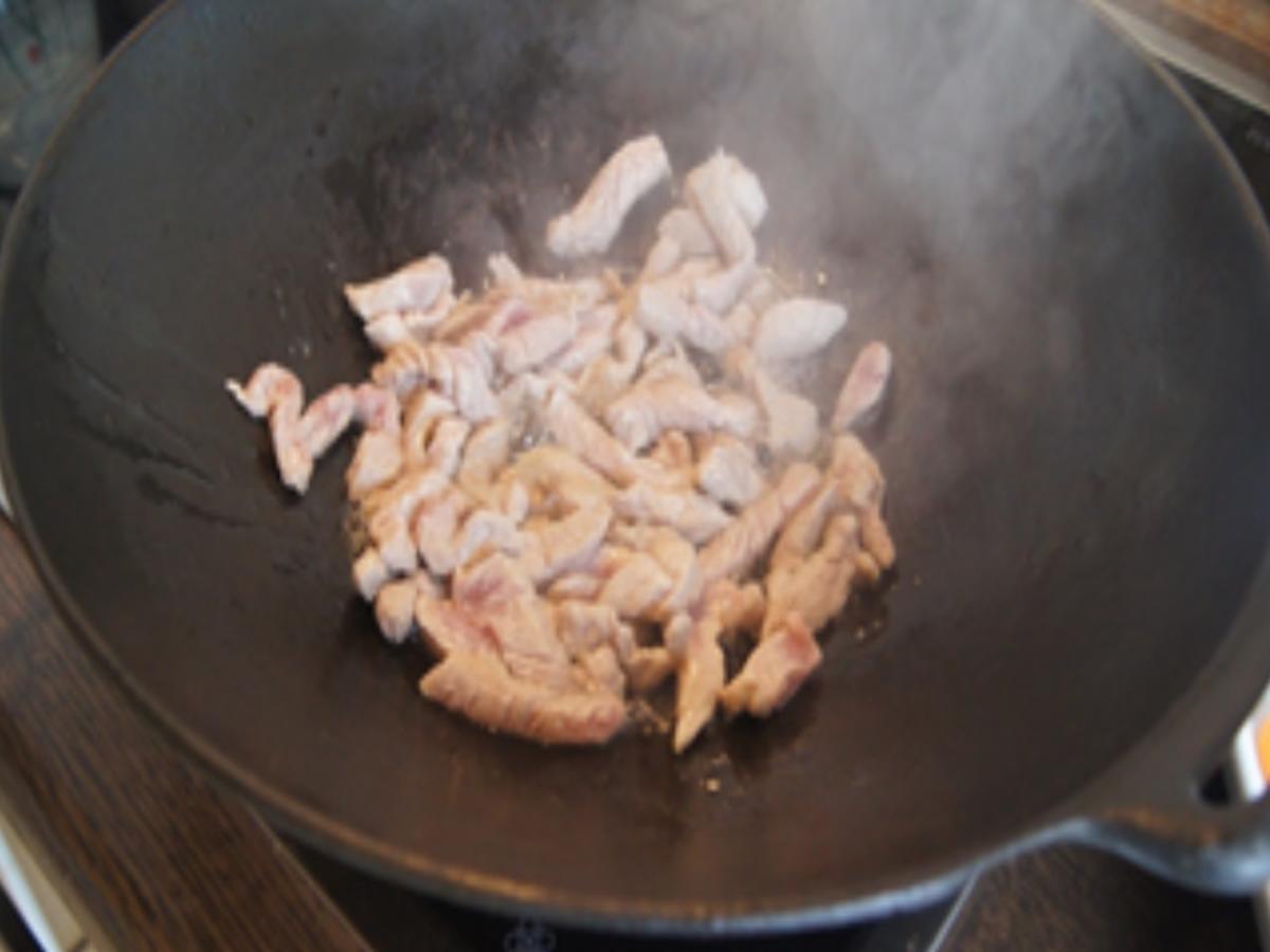 Gelbes Curry mit Schweinefilet und Gemüse im Wok mit Basmatireis ...