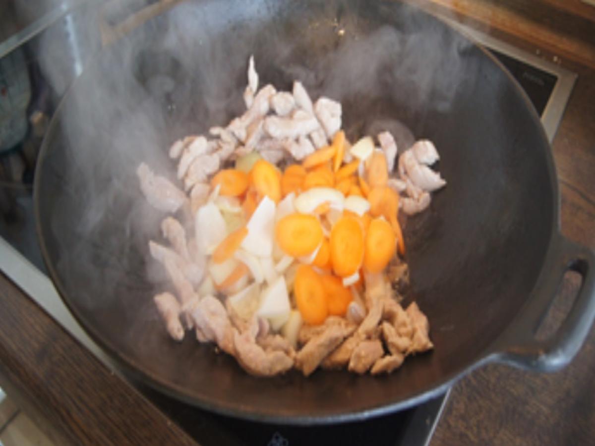 Gelbes-Curry mit Schweinefilet und Gemüse im Wok mit Basmatireis - Rezept - Bild Nr. 14