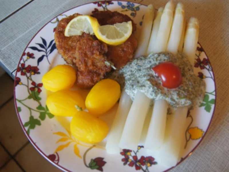 Rezept: Spargel mit Kräuter-Salatsauce, Mini-Knusper-Schnitzeln und gelben Drillingen Bild Nr. 2 Spargel mit Kräuter-Salatsauce, Mini-Knusper-Schnitzeln und gelben Drillingen - Rezept - Bild Nr. 2