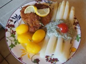 Spargel mit Kräuter-Salatsauce, Mini-Knusper-Schnitzeln und gelben Drillingen - Rezept - Bild Nr. 2
