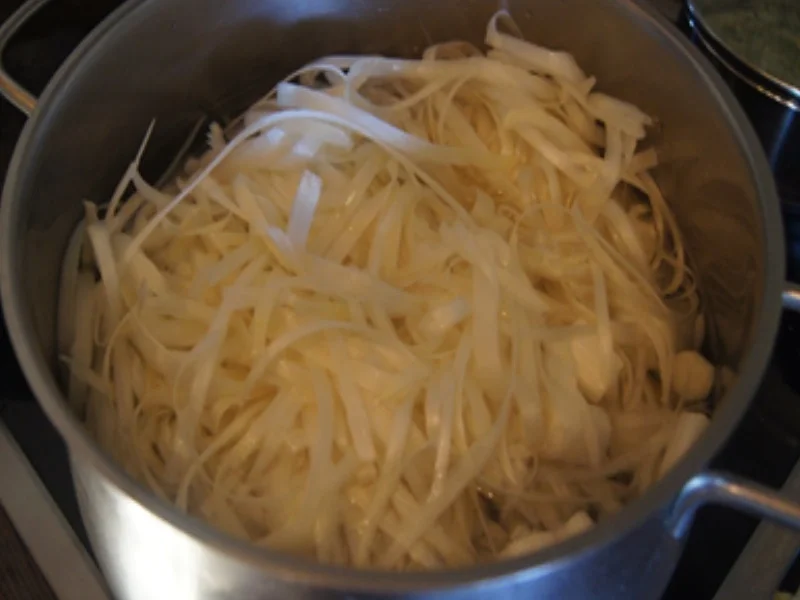 Rezept: Spargel mit Kräuter-Salatsauce, Mini-Knusper-Schnitzeln und gelben Drillingen Bild Nr. 6 Spargel mit Kräuter-Salatsauce, Mini-Knusper-Schnitzeln und gelben Drillingen - Rezept - Bild Nr. 6