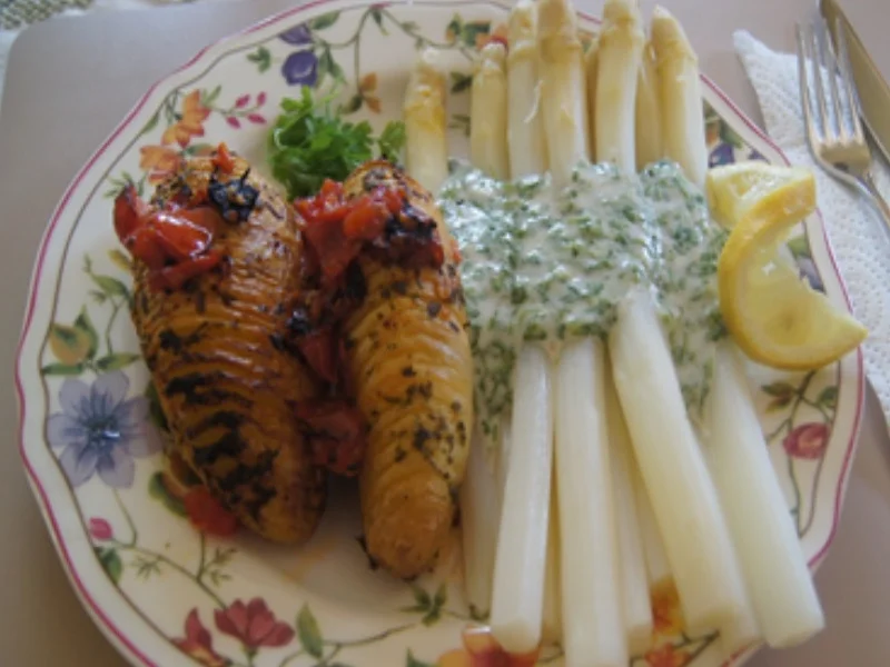 Spargel mit Kerbel-Sauce und Hasselback-Kartoffeln - Rezept - Bild Nr. 17076