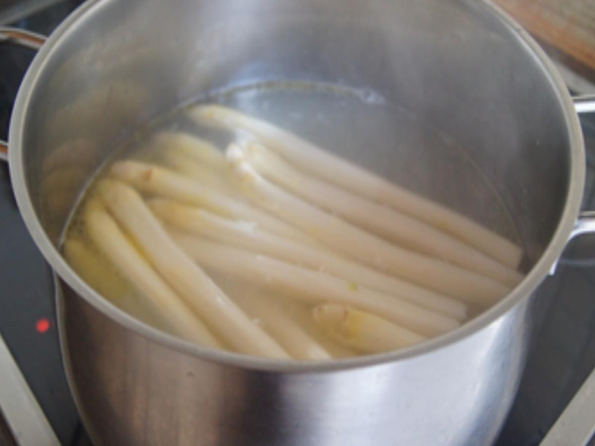 Spargel mit Kerbel-Sauce und Hasselback-Kartoffeln - Rezept - kochbar.de