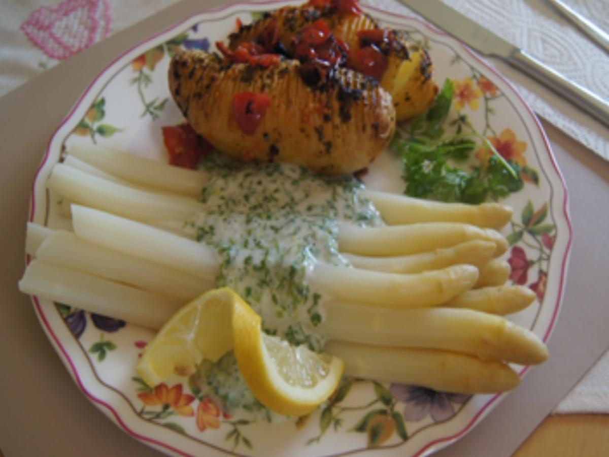 Spargel mit Kerbel-Sauce und Hasselback-Kartoffeln - Rezept - kochbar.de