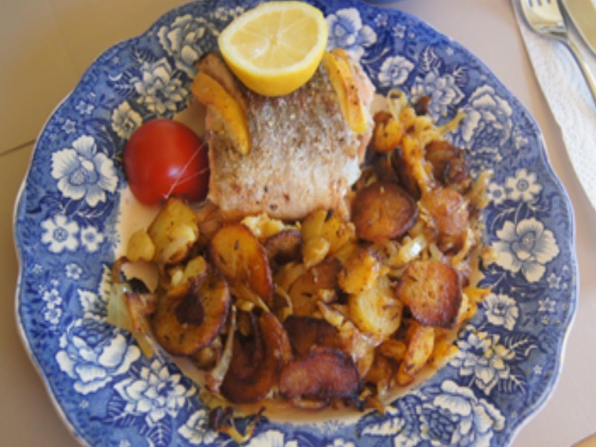 Lachsforelle mit Bratkartoffeln und Eisbergsalat - Rezept - kochbar.de