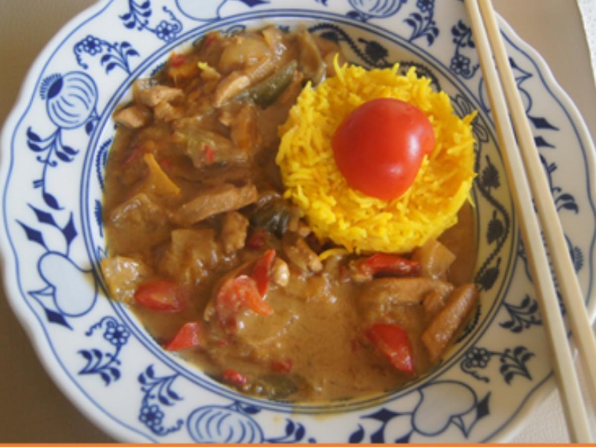 Grünes Curry mit Hähnchen und Gemüse im Wok mit gelben Basmatireis Rezept kochbar.de