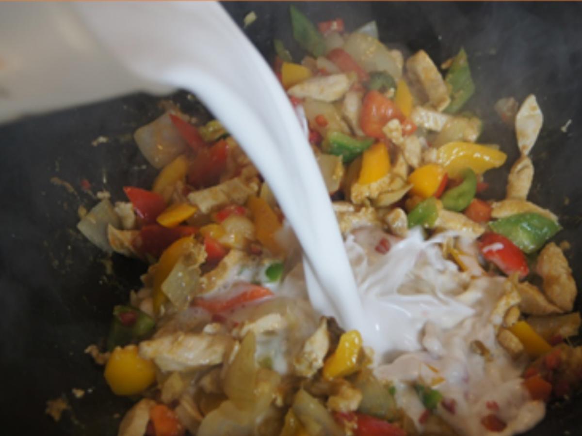 Grünes Curry mit Hähnchen und Gemüse im Wok mit gelben Basmatireis - Rezept - Bild Nr. 14