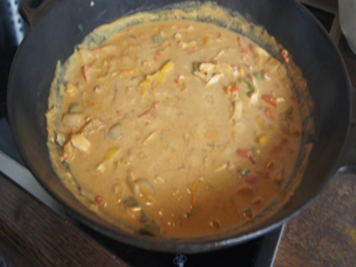 Grünes Curry mit Hähnchen und Gemüse im Wok mit gelben Basmatireis - Rezept - Bild Nr. 18