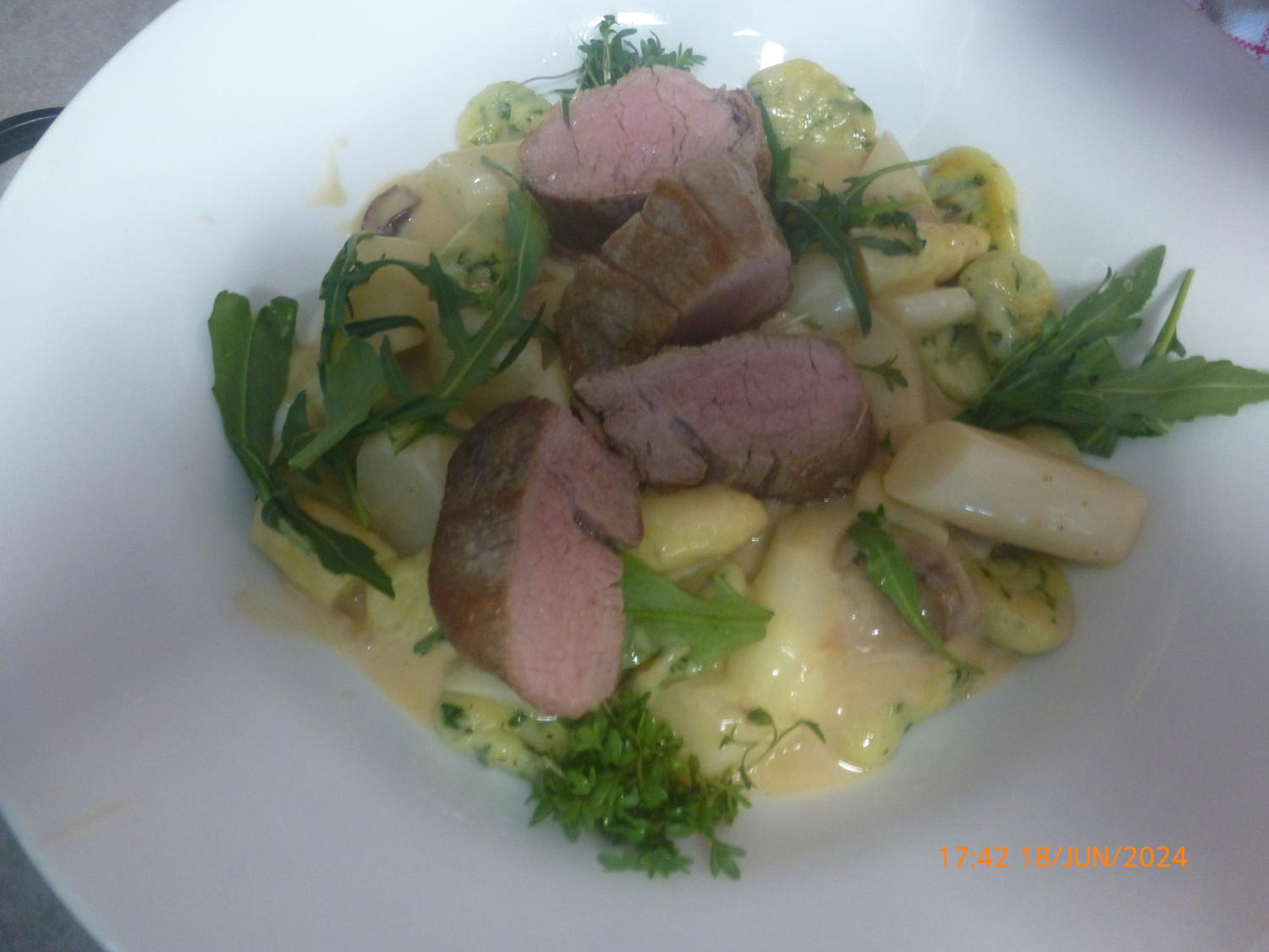 Spargelragout mit Rucola - Gnocchi und Pilzen - Rezept - kochbar.de