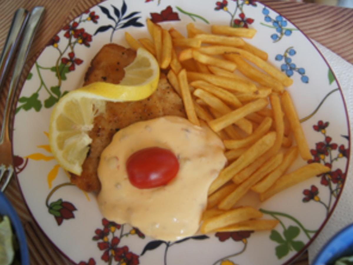 Alm-Schnitzel mit Sambal-Oelek-Hollandaise, Pommes-Frites und Eisbergsalat - Rezept - Bild Nr. 2