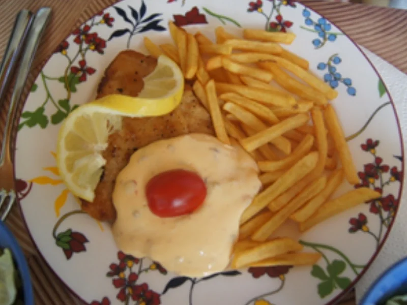 Rezept: Alm-Schnitzel mit Sambal-Oelek-Hollandaise, Pommes-Frites und Eisbergsalat Bild Nr. 2 Alm-Schnitzel mit Sambal-Oelek-Hollandaise, Pommes-Frites und Eisbergsalat - Rezept - Bild Nr. 2