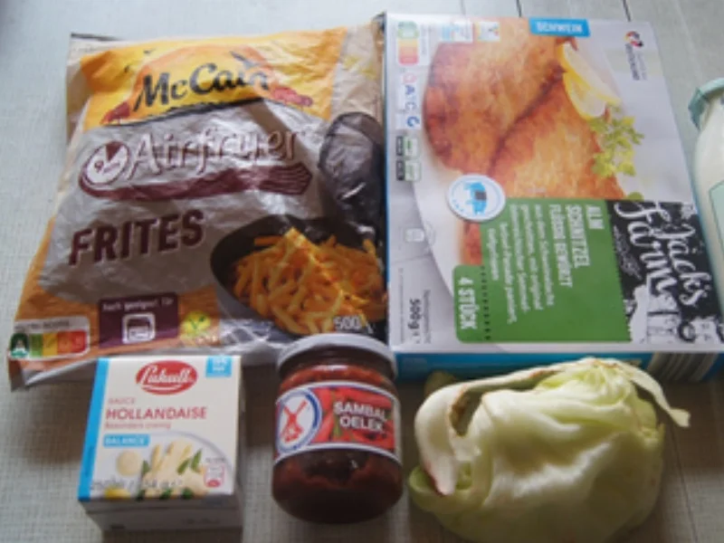 Rezept: Alm-Schnitzel mit Sambal-Oelek-Hollandaise, Pommes-Frites und Eisbergsalat Bild Nr. 3 Alm-Schnitzel mit Sambal-Oelek-Hollandaise, Pommes-Frites und Eisbergsalat - Rezept - Bild Nr. 3