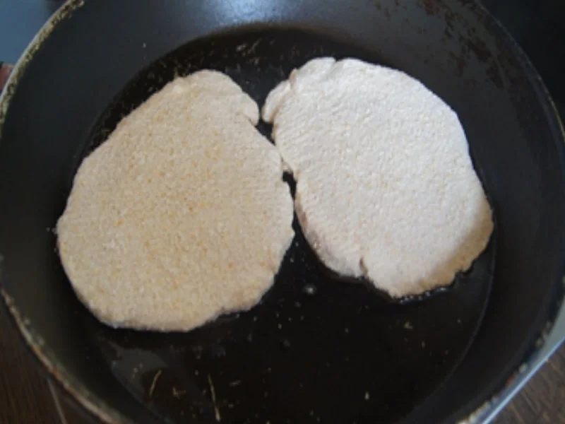 Rezept: Alm-Schnitzel mit Sambal-Oelek-Hollandaise, Pommes-Frites und Eisbergsalat Bild Nr. 4 Alm-Schnitzel mit Sambal-Oelek-Hollandaise, Pommes-Frites und Eisbergsalat - Rezept - Bild Nr. 4