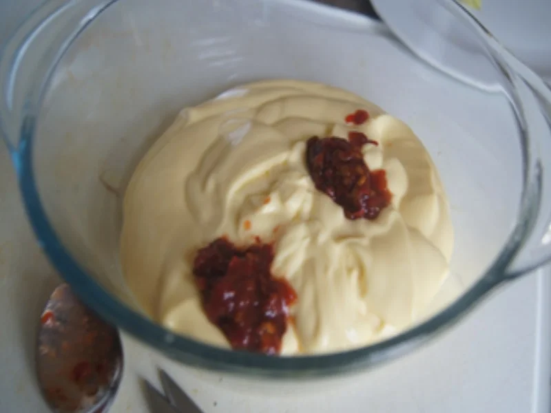 Rezept: Alm-Schnitzel mit Sambal-Oelek-Hollandaise, Pommes-Frites und Eisbergsalat Bild Nr. 7 Alm-Schnitzel mit Sambal-Oelek-Hollandaise, Pommes-Frites und Eisbergsalat - Rezept - Bild Nr. 7