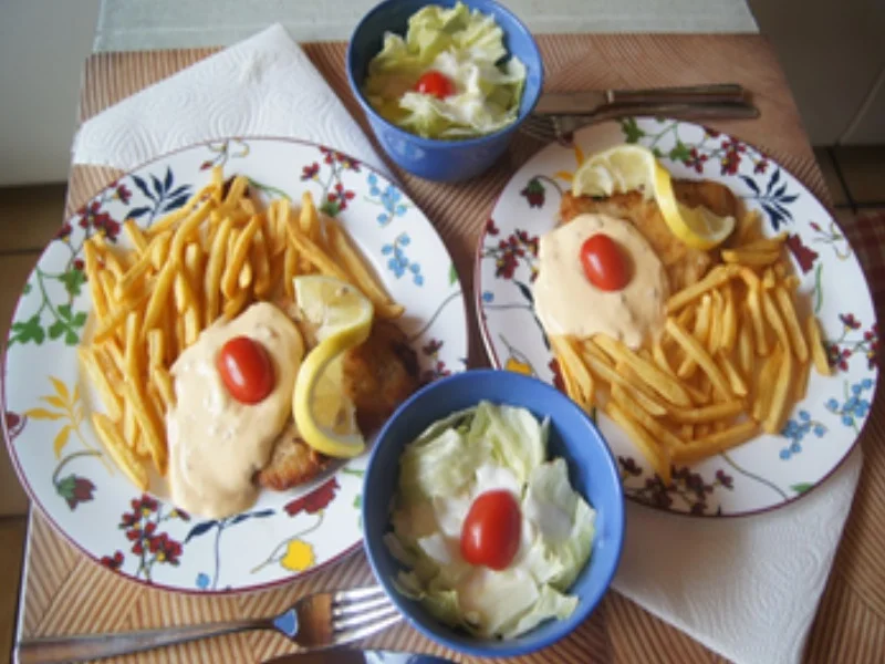 Rezept: Alm-Schnitzel mit Sambal-Oelek-Hollandaise, Pommes-Frites und Eisbergsalat Bild Nr. 10 Alm-Schnitzel mit Sambal-Oelek-Hollandaise, Pommes-Frites und Eisbergsalat - Rezept - Bild Nr. 10