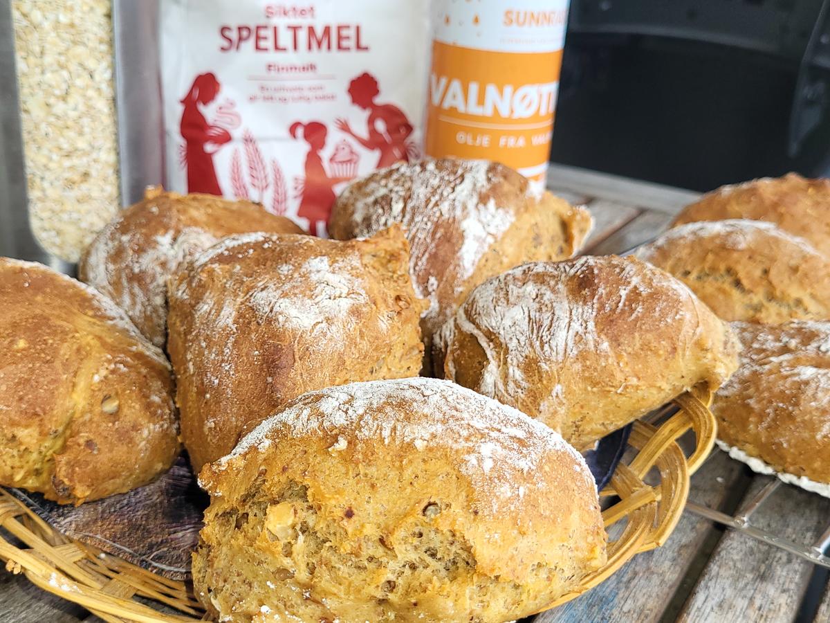 BiNe` S WALNUSS DINKELBRÖTCHEN - einfach - von Bine13100
